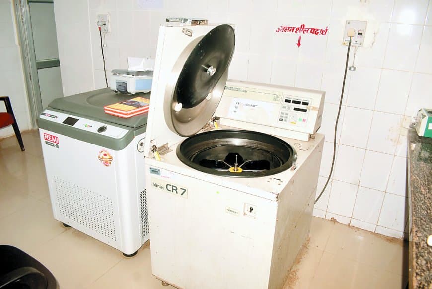 प्लेटलेट्स मशीनें बंद, मरीज बेहाल: सतना जिला अस्पताल में तकनीकी फेल, निजी अस्पतालों की खुली लूट