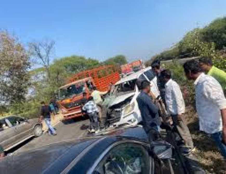 इंदौर में भीषण सड़क हादसा: कथा से लौट रहे श्रद्धालुओं का वाहन ट्रक से टकराया, 1 की मौत, 14 घायल