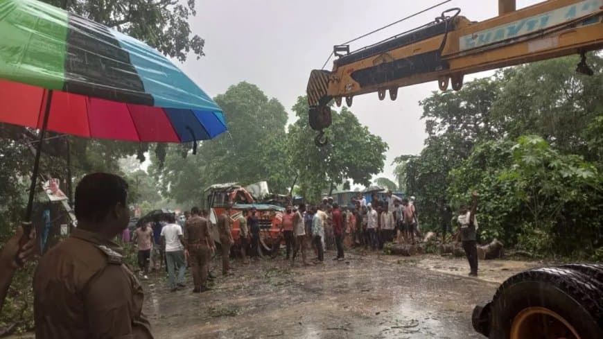 बाराबंकी...बस पर गिरा पेड़... पांच शिक्षक सहित छह की मौत