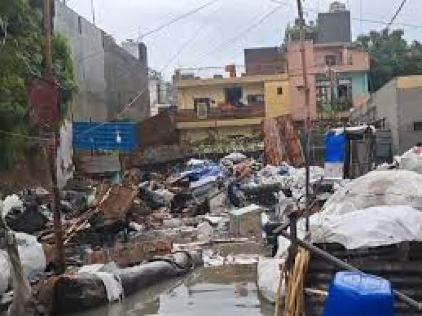 दिल्ली: जैतपुर में दीवार गिरने से बड़ा हादसा, 8 लोगों की मौत