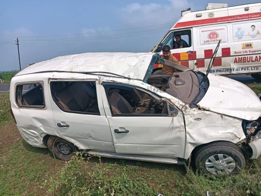 गुना-शिवपुरी की सीमा पर हादसा... बाल-बाल बचे इंदौर अपर कलेक्टर 