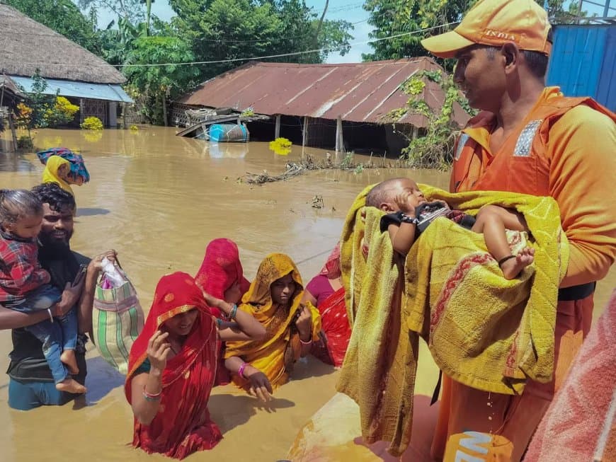 बाढ़ से कराहता बिहार... हिमाचल की हालत खराब... उत्तराखंड में जिंदगी की जंग