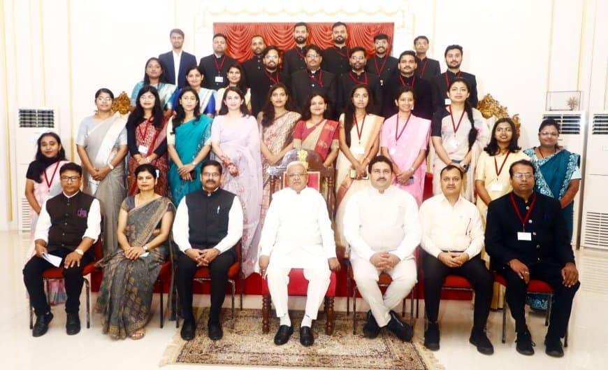 प्रशासनिक सेवा, सिर्फ एक नौकरी नहीं...समाज-राष्ट्र की सेवा का महान अवसर... पवित्र भाव से करें जनता का काम