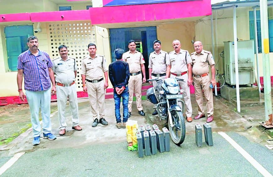 मोरवा पुलिस की बड़ी सफलता: बीएसएनएल एक्सचेंज से चोरी गई 12 बैटरियां बरामद, आरोपी मनोज साकेत गिरफ्तार, चोरी में प्रयुक्त बाइक भी जब्त