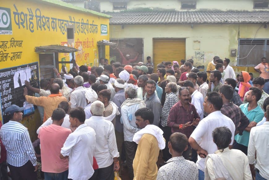 रातभर लाइन में खड़े किसानों को नहीं मिली खाद, केवल टोकन; सतना में हंगामा कर राष्ट्रीय राजमार्ग किया जाम, कालाबाजारी पर भड़के किसान