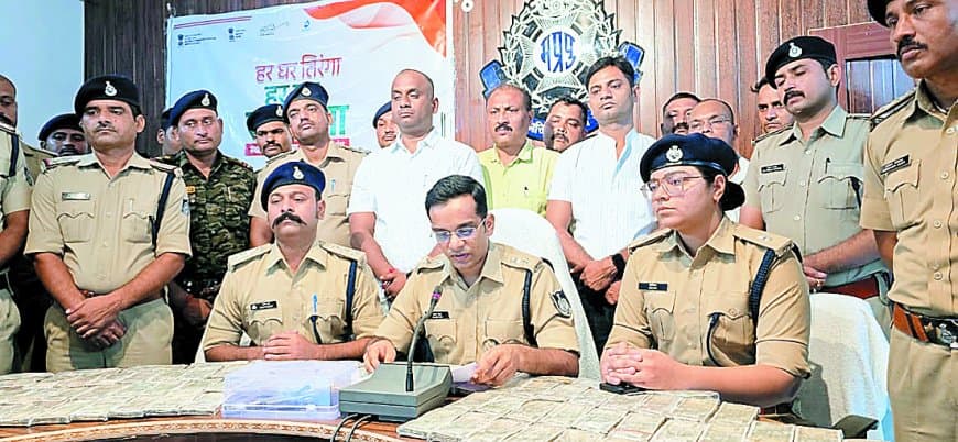 छतरपुर पुलिस ने खोला 61 लाख की लूट का राज: फ्रेंचाइजी संचालक सहित 4 आरोपी गिरफ्तार, नगदी और हथियार बरामद