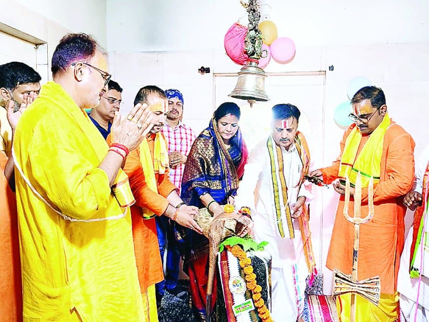 गौमाता और जनता के आशीर्वाद से रीवा को विकास की शक्ति मिली : डिप्टी सीएम राजेन्द्र शुक्ल — मंदिर पूजा, गौसेवा, कन्या पूजन और भव्य अभिनंदन समारोह में उमड़ा जनसैलाब