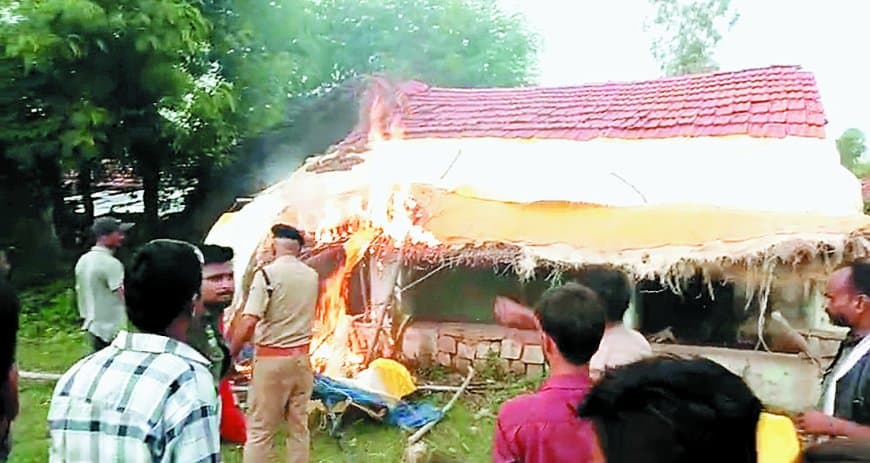 बिगौड़ी में बवाल: महापंचायत के बाद उपद्रवियों ने हत्या आरोपी के घर में लगाई आग, पुलिस ने दिखाई तत्परता, भारी फोर्स तैनात कर स्थिति नियंत्रण में