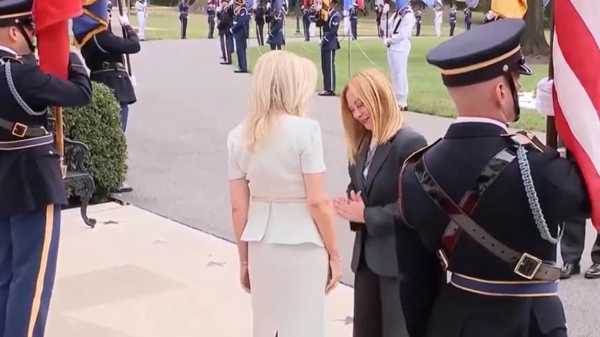 जब मेलोनी ने भारतीय अंदाज में किया नमस्ते... 