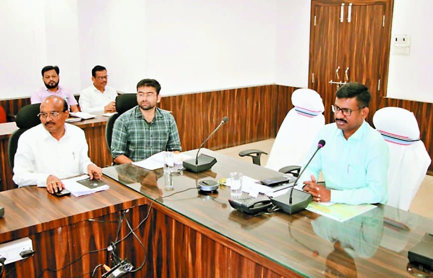 कलेक्टर का सख्त रुख: रामपुर एसडीएम और चित्रकूट सीएमओ पर कार्रवाई, रेलवे दोहरीकरण और पीएम आवास में लापरवाही पर कारण बताओ नोटिस, वेतन कटौती के आदेश