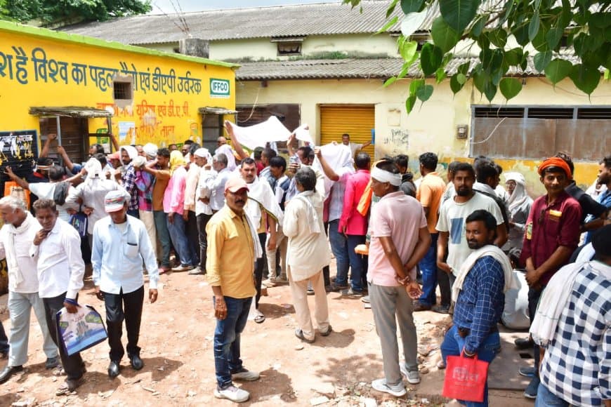 सतना से मैहर तक खाद संकट: परसवाही में किसानों का हाईवे जाम, प्रशासन ने बदली वितरण व्यवस्था, 1752 मीट्रिक टन खाद उपलब्ध होने के बावजूद किसानों में हाहाकार