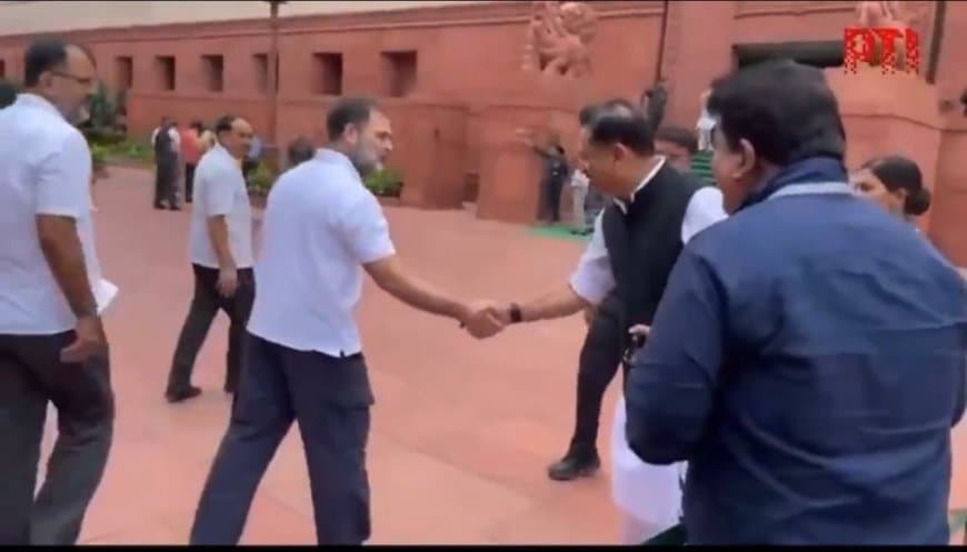 जब संसद के बाहर भाजपा नेता से राहुल गांधी ने मिलाया हाथ... फिर दी जीत की बधाई