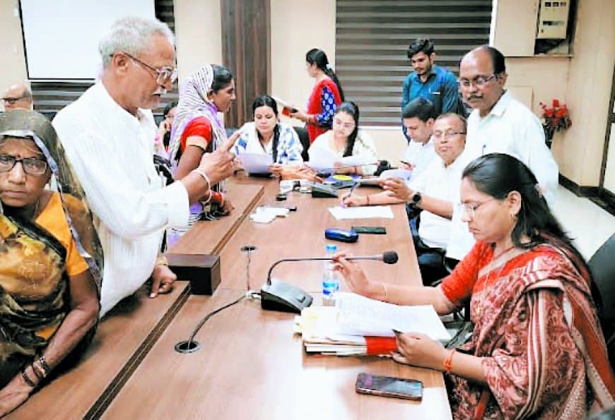 रीवा जनसुनवाई में राजस्व व भू-अर्जन मुआवजा शिकायतों का अंबार: वर्षों से भटक रहे आवेदक, 96 आवेदन पहुंचे अधिकारियों तक