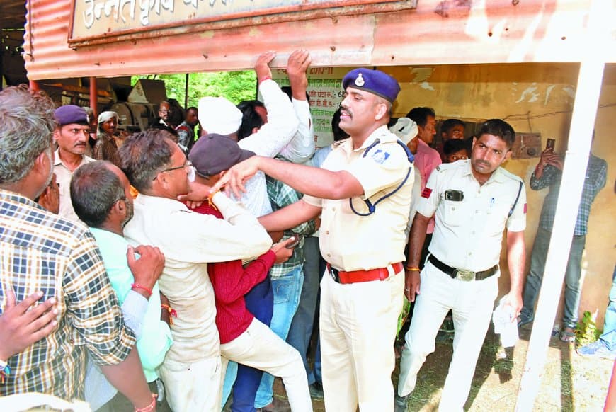 खाद की किल्लत से जूझ रहे अन्नदाता: सतना में पांच दिनों से टोकन के लिए भटक रहे किसान, जाम और हंगामे के बीच प्रशासन के दावों पर उठे सवाल