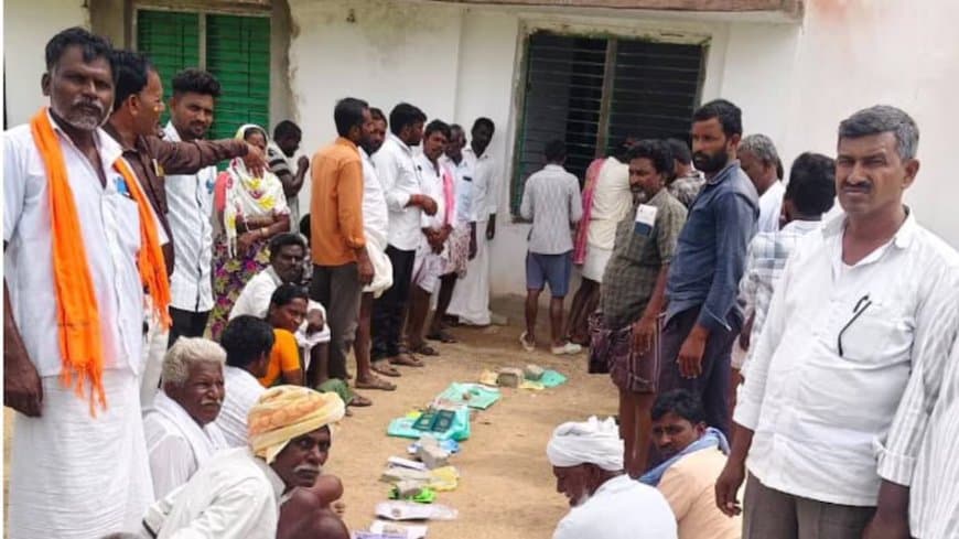 खल रही खाद की कमी... यूरिया के लिए रात तीन बजे से कतार में लग रहे किसान 