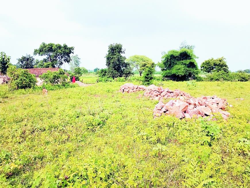 जमीनी विवाद में खूनी संघर्ष : कुल्हाड़ी से हमले में महिला की मौत, तीन आरोपी गिरफ्तार, दो अब भी फरार