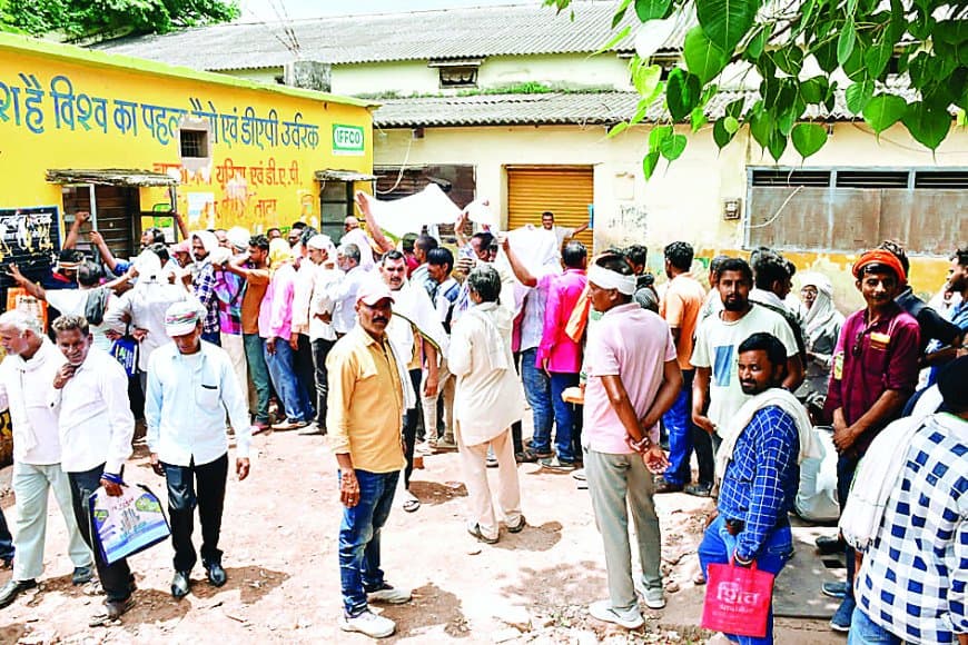 खाद वितरण में लापरवाही पर प्रशासन की बड़ी कार्रवाई, वर्ती का सहायक समिति प्रबंधक निलंबित, अबेर व चूंद के प्रबंधकों को शोकॉज नोटिस, 1.35 टन यूरिया का स्टाक मौके पर नदारद