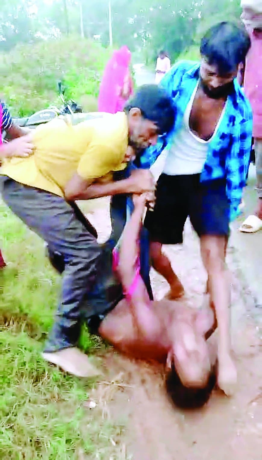 सीधी में नाबालिग की लात-घूसों से बेरहमी से पिटाई, खनिज माफिया को पुलिस संरक्षण मिलने के आरोप से गरमाया मामला