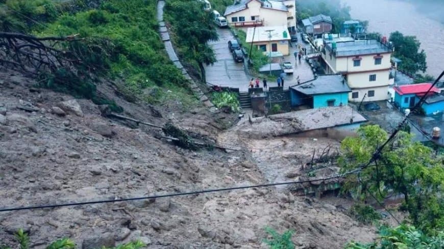 उत्तराखंड... आधी रात फटा बादल...कई लापता... गाड़ियां मलबे में दबीं... स्कूल बंद