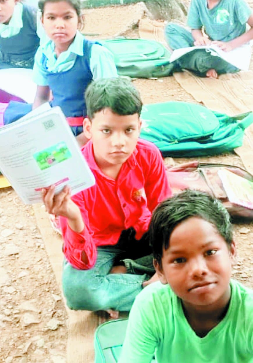 गणवेश राशि वितरण में शिक्षा विभाग की लापरवाही, तीन माह बाद भी छात्र फटे पुराने कपड़ों में स्कूल जाने को मजबूर