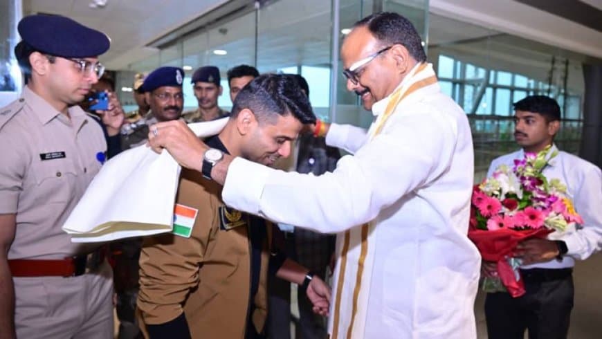 शुभांशु पहुंचे लखनऊ... हर हाथ में तिरंगा... गूंजे भारत माता की जय के नारे