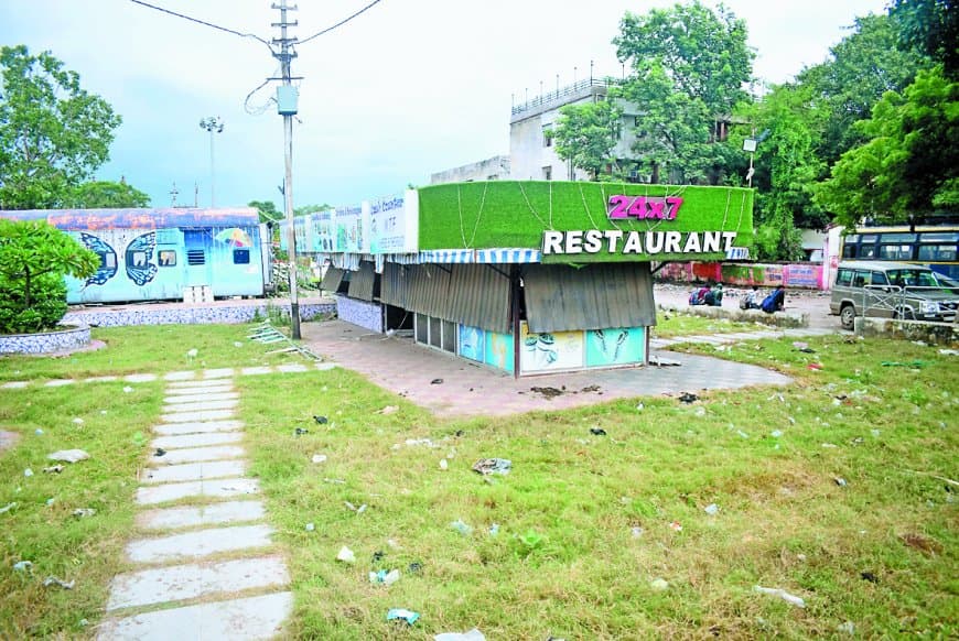 सतना जंक्शन में रेल प्रशासन का कुप्रबंधन: पार्किंग ठेका और कोच रेस्टोरेंट बंद होने से हर माह 7.5 लाख का नुकसान, यात्रियों की सुरक्षा और सुविधाएं भी दांव पर