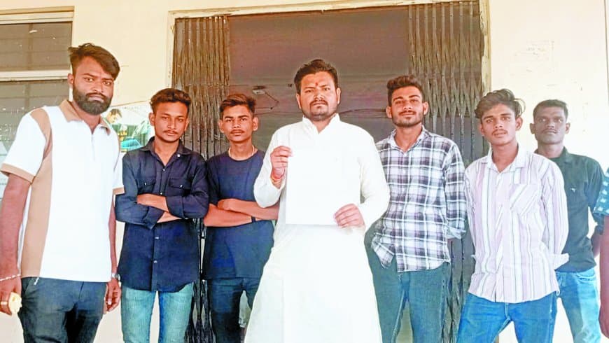 जर्जर स्कूल भवन, खस्ताहाल शौचालय और प्यासे बच्चे: जिले की शिक्षा व्यवस्था पर हिंदू युवा वाहिनी का हल्ला बोल, प्रशासन को सौंपा ज्ञापन और दी आंदोलन की चेतावनी