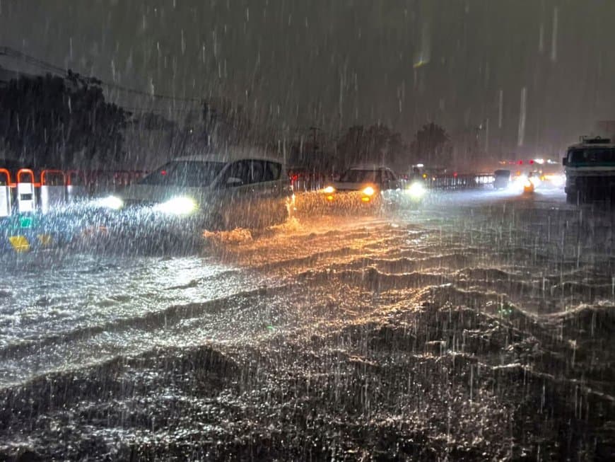 भोपाल में भारी बारिश... दोपहर 12 बजे छाया अंधेरा