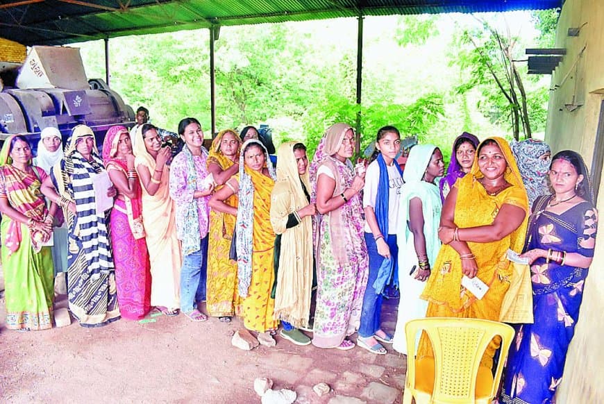 सतना में खाद वितरण पर हंगामा: एक हजार से ज्यादा टोकन बांटे जाने के बावजूद मायूस लौटे सैकड़ों किसान