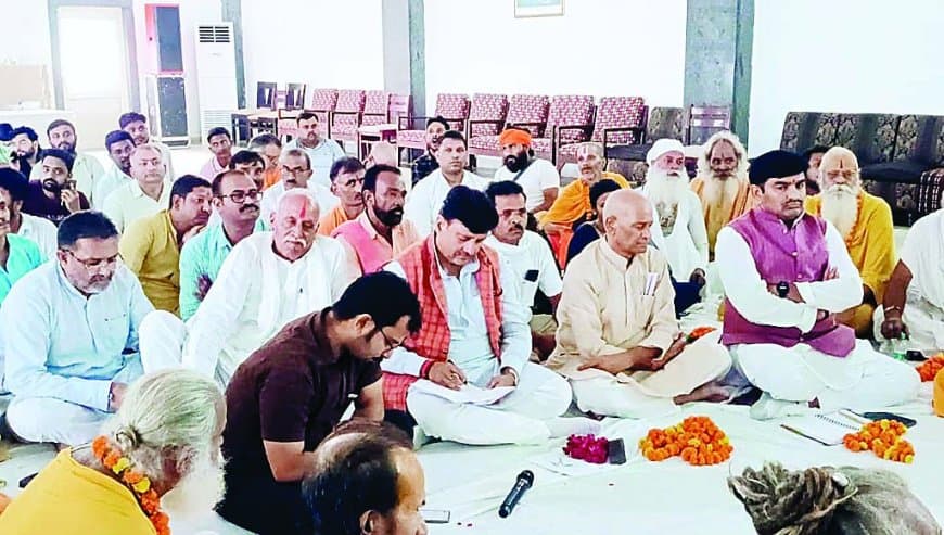 चित्रकूट में संतों का हल्ला बोल: ‘मंदाकिनी में न गिरे मैला पानी, सीवर का काम जल्द पूरा हो’ – दीपावली से पहले सड़क-नाली व मल्टीलेवल पार्किंग की मांग