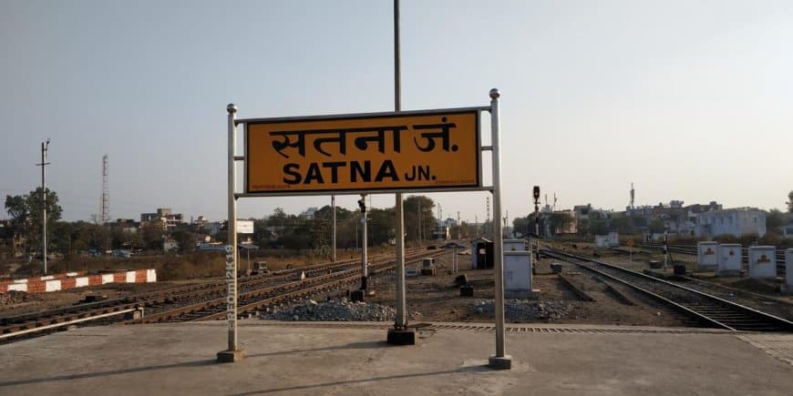 सतना रेलवे प्लेटफॉर्म की कहानियां: अधिकारियों की मलाईखोरी, ईमानदारी का ढिंढोरा, सुस्त विकास की रेल और खुरचन की मिठास