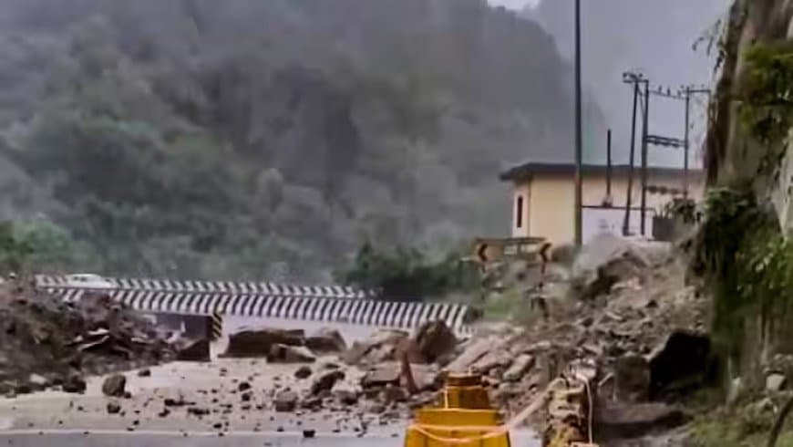 कुदरत का कहर... भूस्खलन... बादल फटा... बाढ़... 18 लोगों की मौत