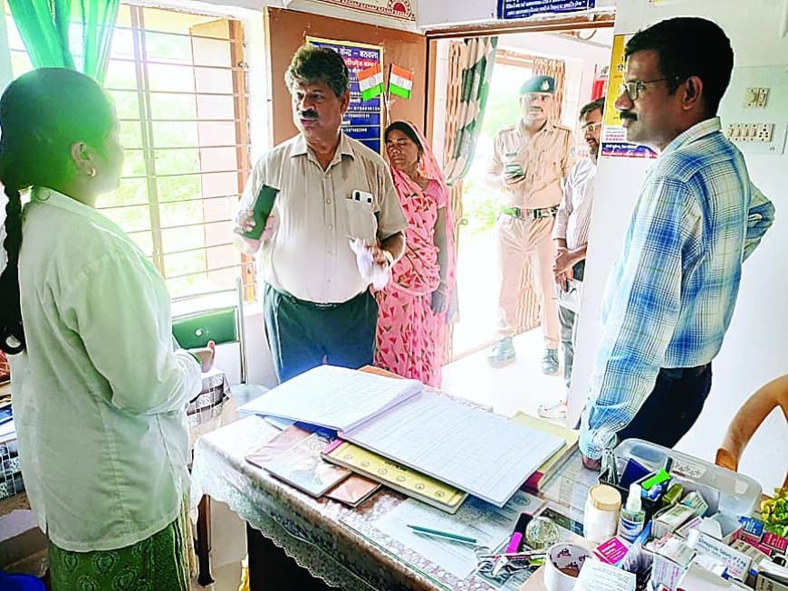 निरीक्षण में मिली गड़बड़ी: चिकित्सक, सीएचओ और आशा कार्यकर्ता सस्पेंड – कलेक्टर ने स्कूल शिक्षा व्यवस्था पर भी दिखाई कड़ी नाराज़गी