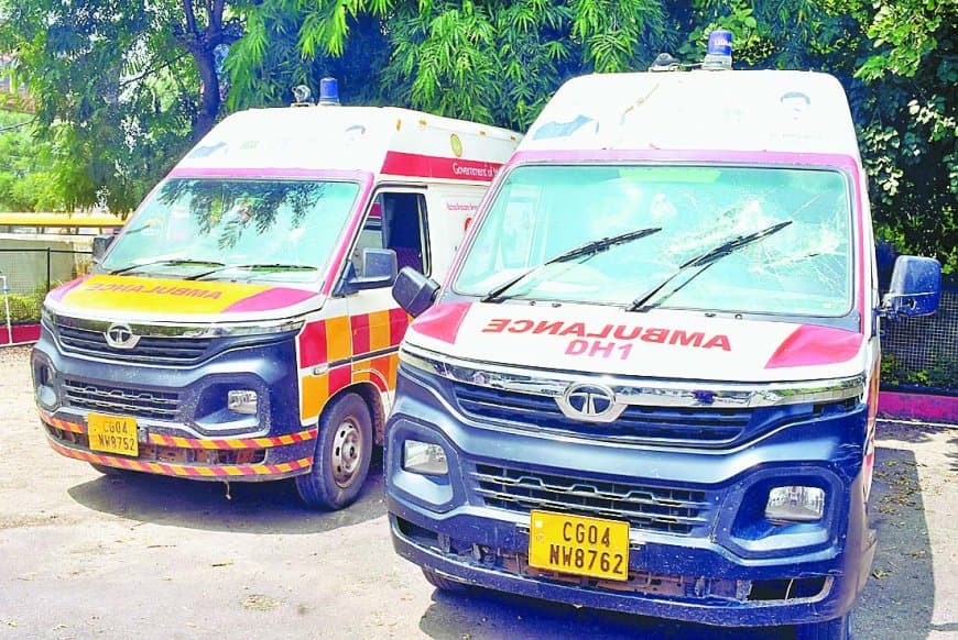 जिला अस्पताल में हंगामा : जननी एक्सप्रेस के शीशे तोड़े, चालकों से हाथापाई — परिजनों की दबंगई से इमरजेंसी सेवा बाधित