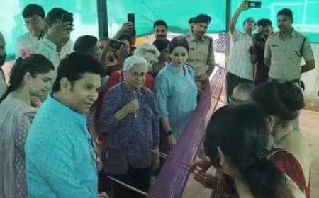 क्रिकेट के भगवान सचिन तेंदुलकर ने महेश्वर में देखी साड़ियों की बुनाई