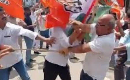 ग्वालियर में कांग्रेस दफ्तर के बाहर भाजपा का प्रदर्शन, दोनों पक्षों में जमकर हंगामा