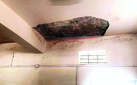 सीधी का शासकीय हाई स्कूल कोतर कला बदहाल सुविधाओं का शिकार: शौचालय कबाड़ में तब्दील, छात्रा पर छज्जा गिरा, डीईओ ने दिलाया सुधार का आश्वासन