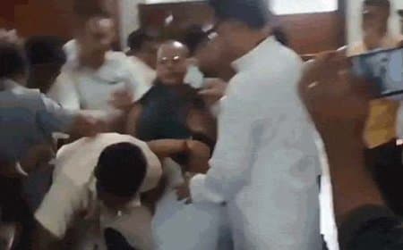 शर्मनाक... बंगाल विधानसभा... भाजपा-टीएमसी विधायकों में मारपीट