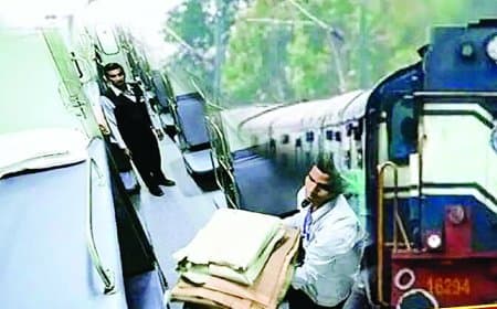 रीवा-इतवारी एक्सप्रेस में गंदे तकिये और चादर, रेलवे की लापरवाही पर भड़के यात्री
