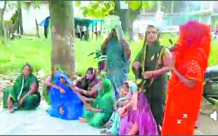 सिंगरौली में हत्या का रहस्य गहराया: डीएनए रिपोर्ट के बाद भी गिरफ्तारी नहीं, परिजनों ने थाना गेट पर नर कंकाल रखकर किया धरना