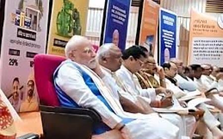 पीएम मोदी की सादगी: बीजेपी सांसदों की कार्यशाला में पीछे की सीट पर बैठे 