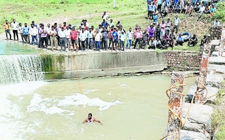 सतना में गणेश विसर्जन के दौरान हादसा: स्टॉप डैम में बहे तीन युवक, दो को बचाया गया, एक की तलाश जारी