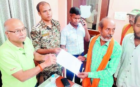 सिंगरौली पुष्पेन्द्र हत्याकांड: आरोपियों की गिरफ्तारी की मांग पर थाना गेट पर धरना, पीड़ित परिवार को जान से मारने की धमकी