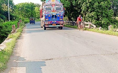 सेमरावल नदी पुल की टूटी रेलिंग बनी हादसों का निमंत्रण : सतना-चित्रकूट मार्ग पर श्रद्धालु और पर्यटक रोज गुजरते खतरे के साए में