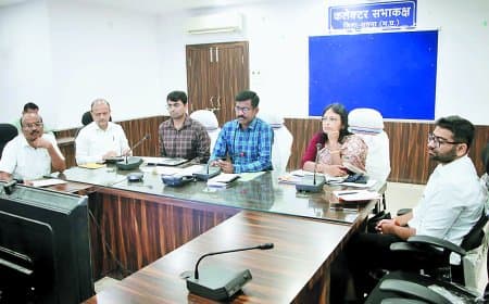 सतना कलेक्टर का सख्त संदेश: विकास और परियोजना कार्यों में विलंब बर्दाश्त नहीं, लापरवाह अधिकारियों पर गिरी गाज