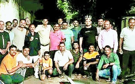 सतना जेल प्रहरी का ‘बुलेट राजा’ अंदाज: हिस्ट्रीशीटरों संग वर्दी में बर्थडे पार्टी, वीडियो वायरल