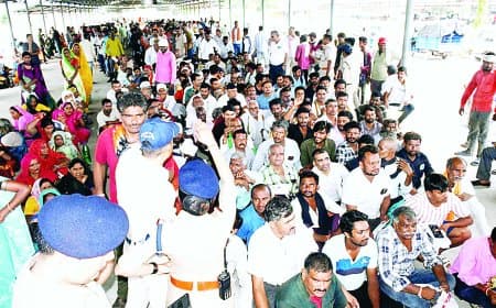 रीवा में यूरिया संकट जारी: डबल लॉक से एक दिन में 2244 किसानों को वितरण, स्टॉक 1245 एमटी, हंगामा और सड़क जाम तक