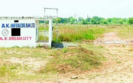 एनओसी के बिना जमीन का धंधा: यूपी की एके इन्फ्राड्रीम कंपनी के जाल में फंसे सैकड़ों किसान, राजस्व अधिकारियों की मिलीभगत से बढ़ रहा प्लॉटिंग घोटाला