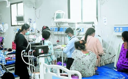 सतना जिला अस्पताल की बदइंतज़ामी फिर उजागर: पीकू वार्ड में हंगामे से भागे चिकित्सक, बच्चे की मौत – नवजात की मां से पोंछा लगवाया, प्रसूता को स्ट्रेचर तक न मिला