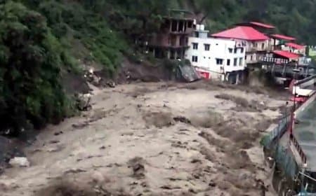 उत्तराखंड...  चमोली में फटा बादल मचाई तबाई... 10 लोग लापता